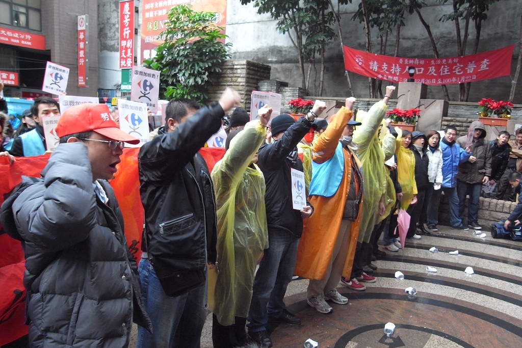 全台擁有近60家分店的台灣量販業龍頭家樂福爆發勞資爭議，今天上午家樂福的員工就前往勞委會陳情，他們指控家樂福公司違法不給加班費，而且雇用大批勞動條件極差的計時工。圖片：楊宗興/攝