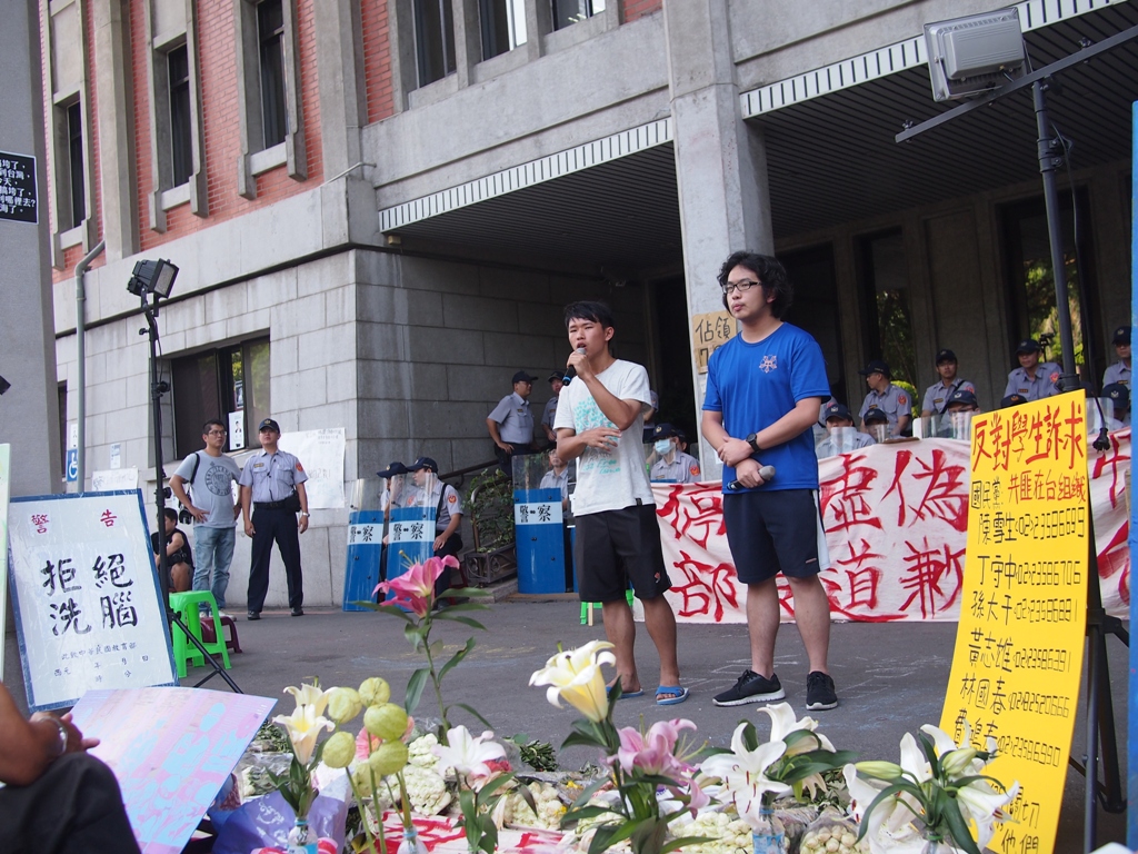 學生指出，對於反課綱連署不願表態的8成5國民黨籍立委參選人，將在未來選舉時「付出代價」。圖:何星瑩/攝