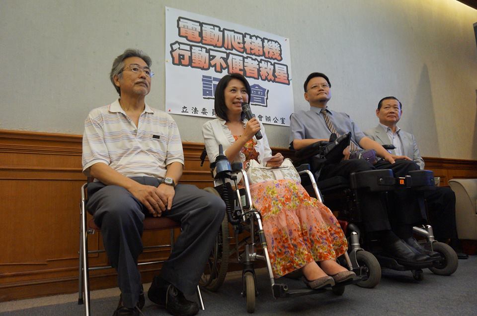 立委楊玉欣今（22）日召開記者會，除肯定衛福部對《醫療器材管理辦法》的修正，也呼籲政府應多重視行動不便者的權益。圖：尤騰輝/攝。