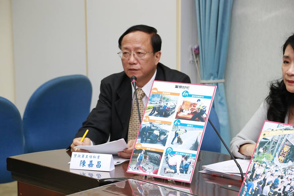 警政署主任秘書陳嘉昌20日指出，警政署決議減少20項警察協辦業務，包括「取締非道路攤販、取締爆竹、維護活動秩序、協助狂犬病等防治宣導」等。圖：林雨佑/攝