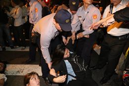 由於現場女警不夠，仍有男警抬離女性抗議者。圖：林雨佑/攝