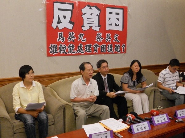 反貧困聯盟今（12）日在立法院公布國、民兩黨總統參選人對處理貧困議題所做出的回應，聯盟指出，在處理「助學、勞基法、及加強對遊民照顧」的建議評估分數上，蔡英文大勝馬英九。圖片：羅旺哲/攝