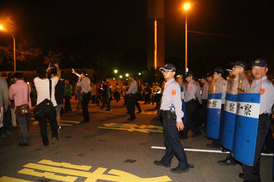警方凌晨3點30分以優勢警力，驅離凱道上的群眾。圖：林雨佑/攝