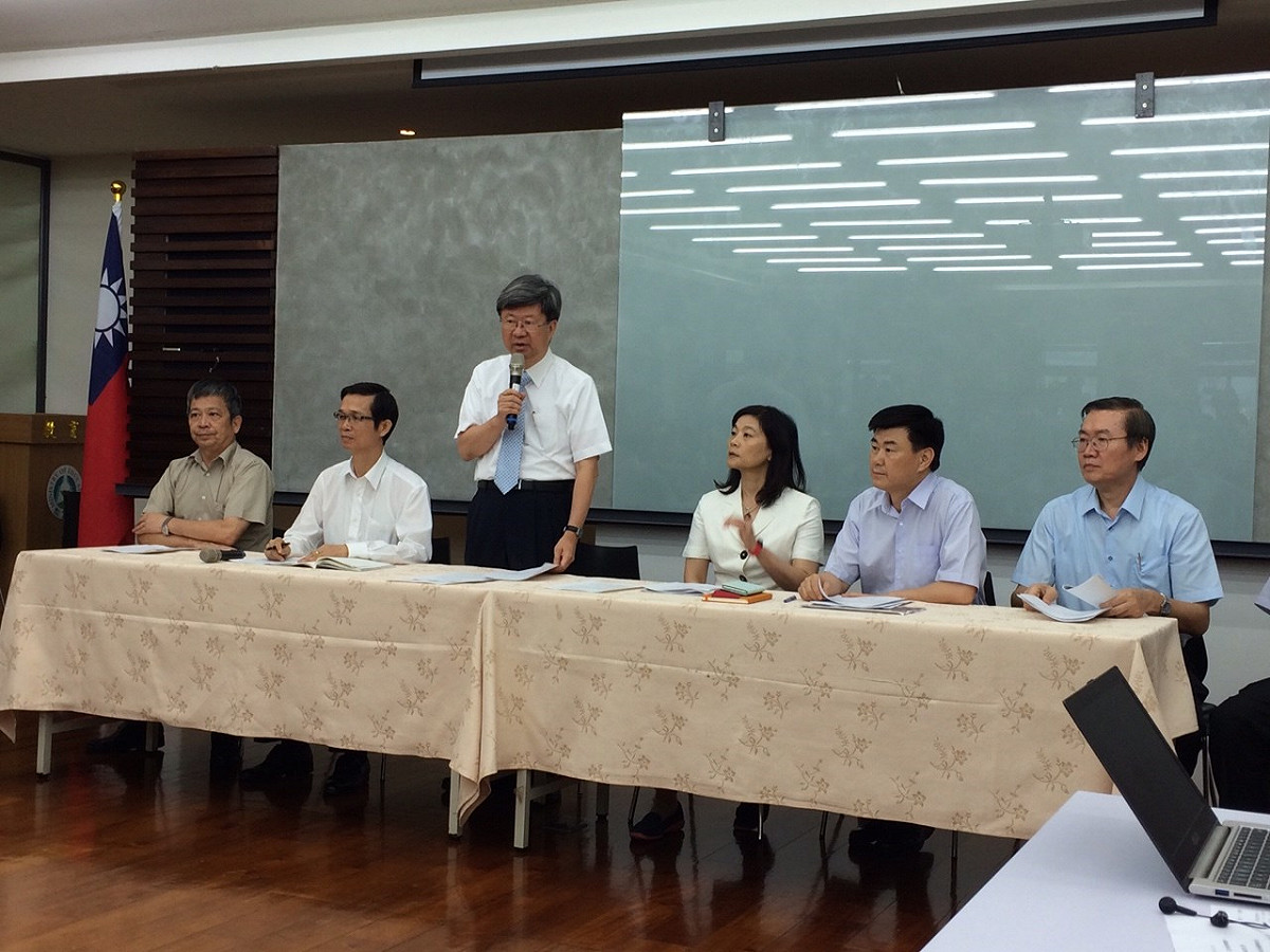 教育部24日上午針對課綱議題召開記者會，要求記者「佩掛記者證」參加。圖：符芳碩/攝