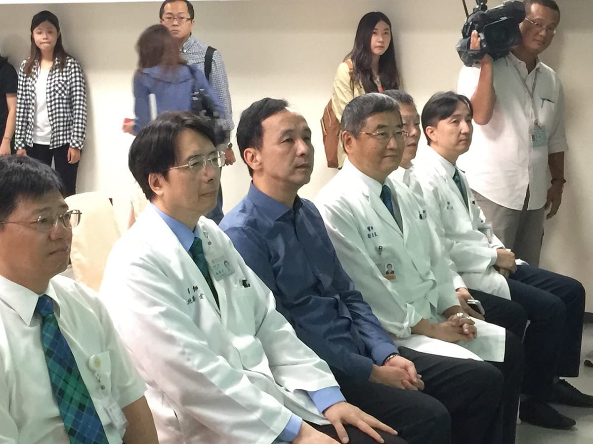 新北市長朱立倫3日上午前往淡水馬偕醫院，聽取八仙塵爆事件後的處置現況簡報。圖：劉奕霆/攝