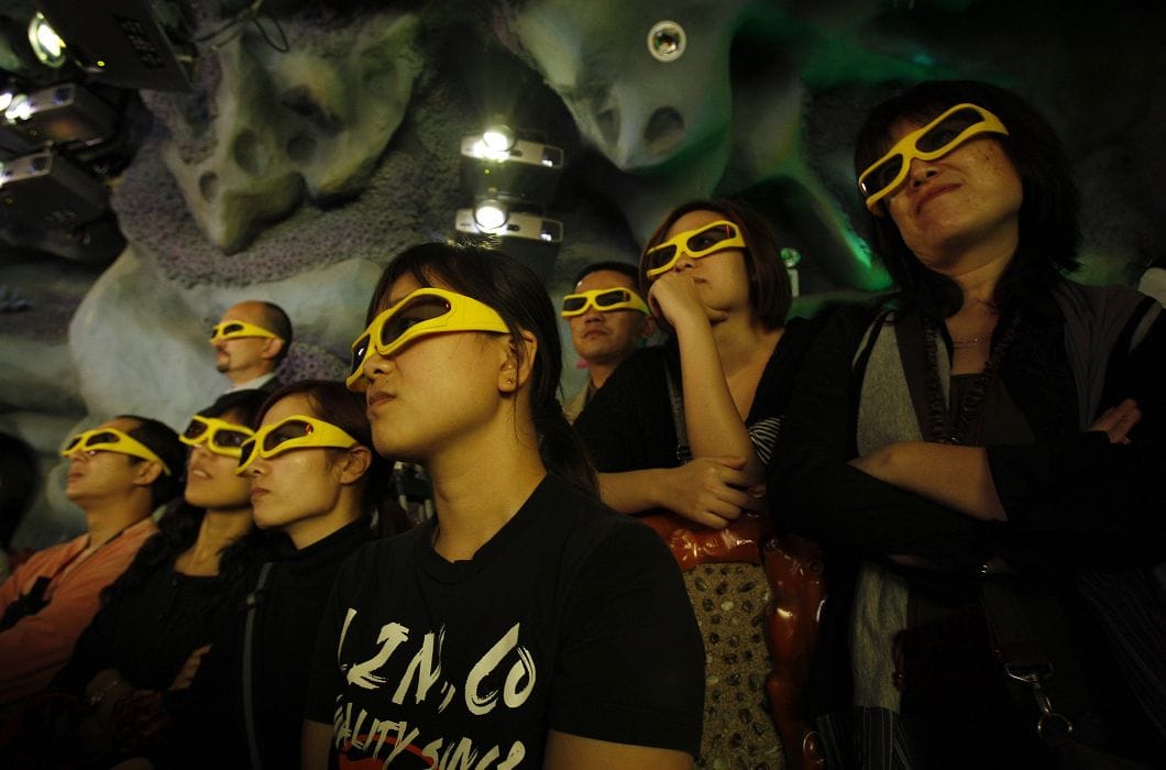 韓國CJ 4DPlex公司打造了一間4D電影院，座椅會跟著螢幕上下搖晃，也能做出風、霧氣、閃光燈的特效， 讓觀眾能「身歷其境」。圖為民眾正在欣賞4D電影。圖片來源：達志影像/路透社。