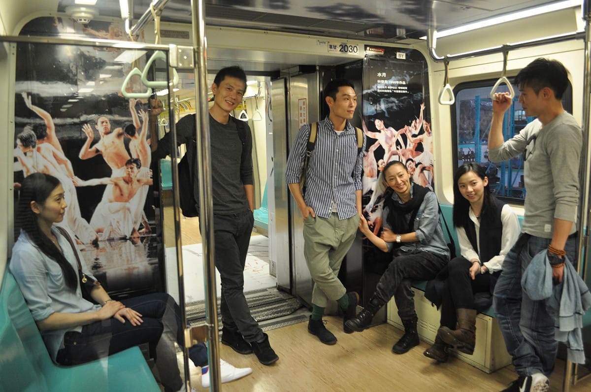 圖為車廂內2端的3人座環狀區，用了雲門舞集與雲門2的9支重要作品圖像。圖：台北市文化局提供