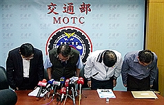 觀光局長謝謂君（左2）11日晚上，率東北角風景區管理處長許正隆等人，為東北角瘋狗浪奪命事件鞠躬致歉
。圖：中央社