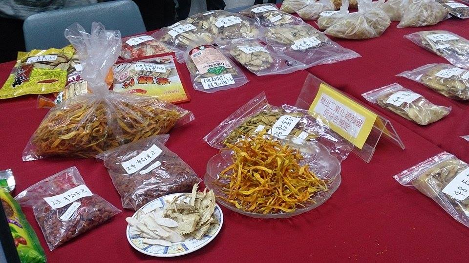 消基會檢測食品與中藥材共50件，食品不合格率21.9%，其中又以乾金針6件最多。圖：王子軒/攝