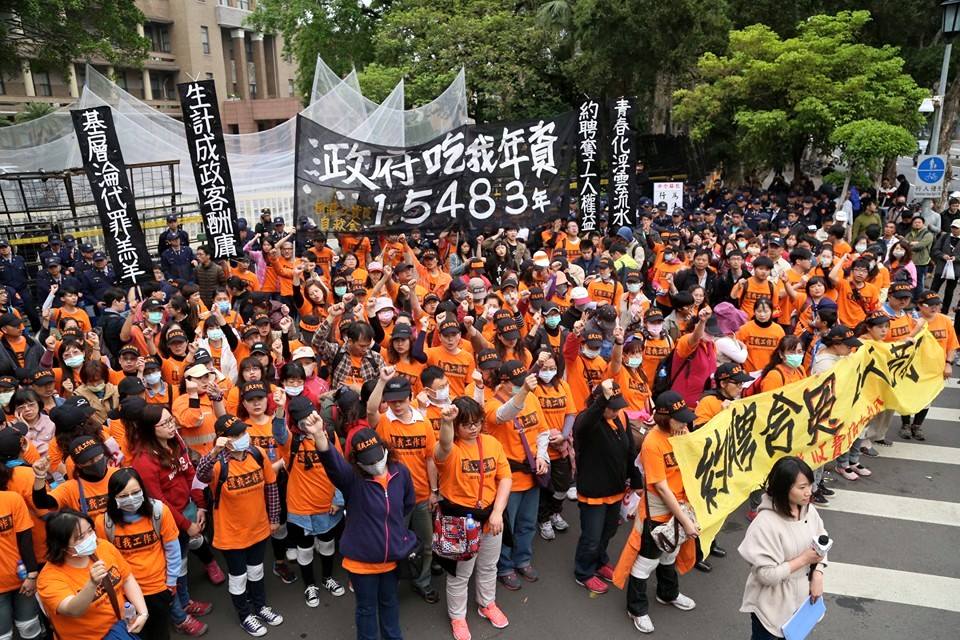 丟完蛋後，收費員在行政院門口繼續高喊口號。圖：林雨佑/攝