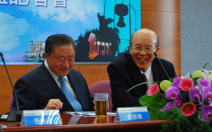 台達電子與台灣大學結盟，將由台達電提供雲端基礎設備與服務，打造台大管理學院成為世界第1個以雲端技術為基礎的學院。左：台達電子董事長鄭崇華，右：台大校長李嗣涔。圖片:黃沛云/攝