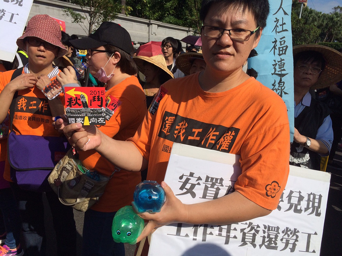 有參與團體準備人手一隻藍、綠顏色的小豬撲滿，要在終點站丟向小英競選總部。圖：楊淳卉/攝
