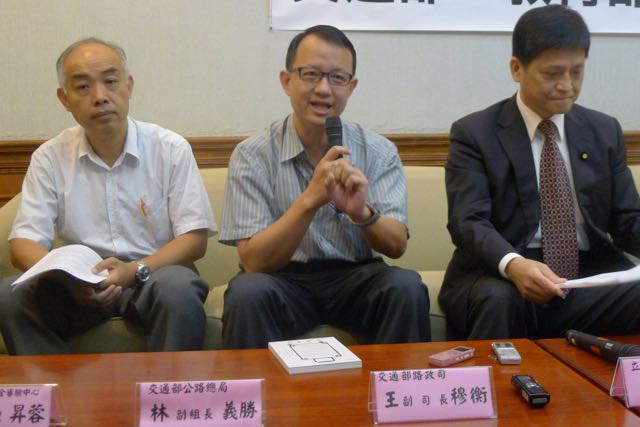 交通部路政司副司長王穆衡表示，年底前電動自行車需佩有牌證的規定會正式上路。圖：陳毅龍/攝