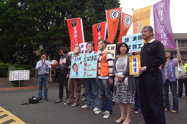 勞工團體今（22）日上午前往行政院抗議，他們認為基本工資脫鉤是圖利企業及資本家，除了違背馬政府簽署的聯合國兩人權公約，也將連帶使本勞薪資水準一同降低。圖片來源：楊宗興/攝