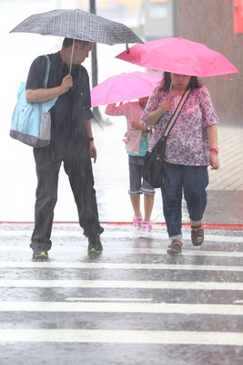 潭美颱風來勢洶洶，花蓮縣政府今（21）日下午宣布，今晚6點起全縣停班停課。圖：中央社