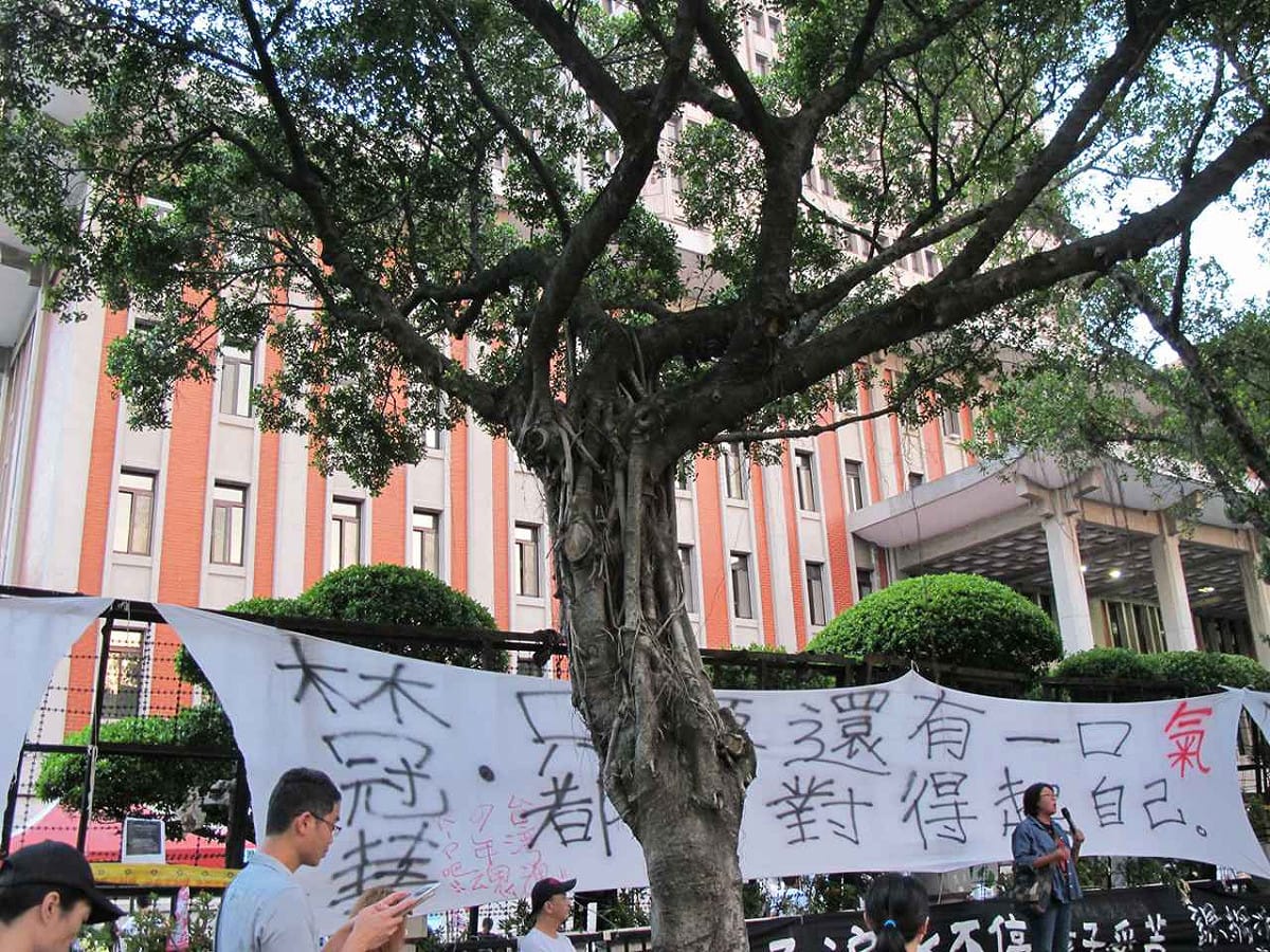 高達6成民眾認為教育部應該撤回微調的課綱。圖：林朝億/攝
