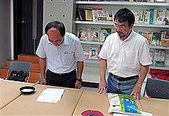 泉順食品山水米董事長李東朝（左）27日出面坦承「山水佳長米」標示錯誤，向大眾鞠躬道歉，將全面回收產品，提供消費者退換貨。圖片來源：中央社