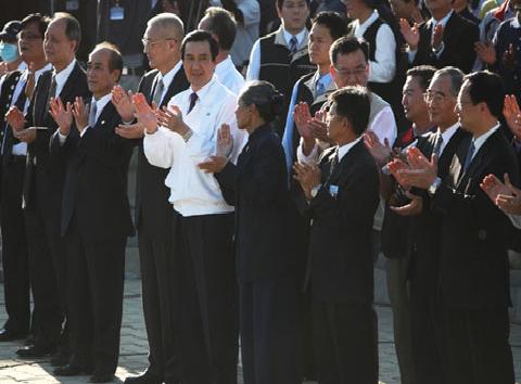 大愛村入住之始，總統、行政院長等高官雲集，風光的入住典禮之後，居民生活的考驗才正要開始。圖:何欣潔攝