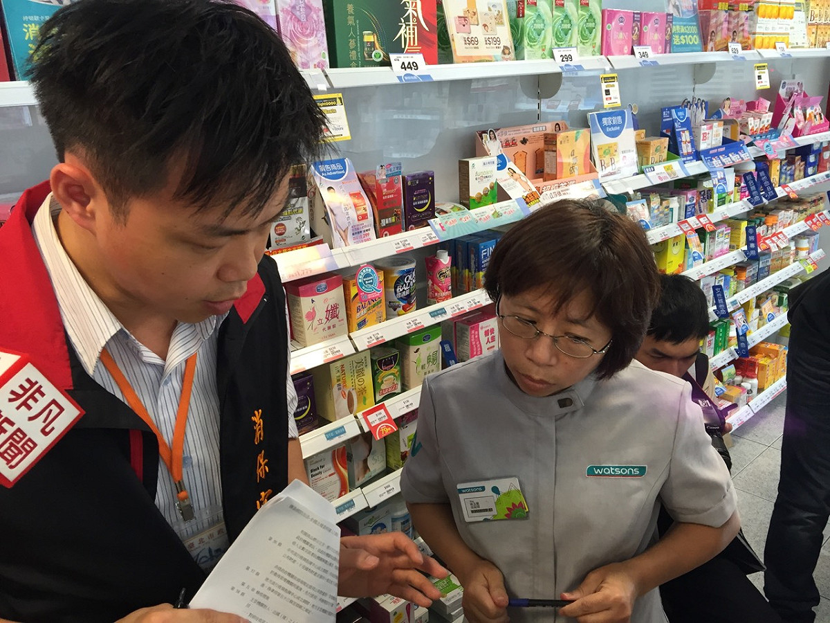 MERS疫情在韓國持續延燒，台北市政府消保官9日上午前往數間藥妝店進行口罩價格稽查。圖：劉奕霆/攝