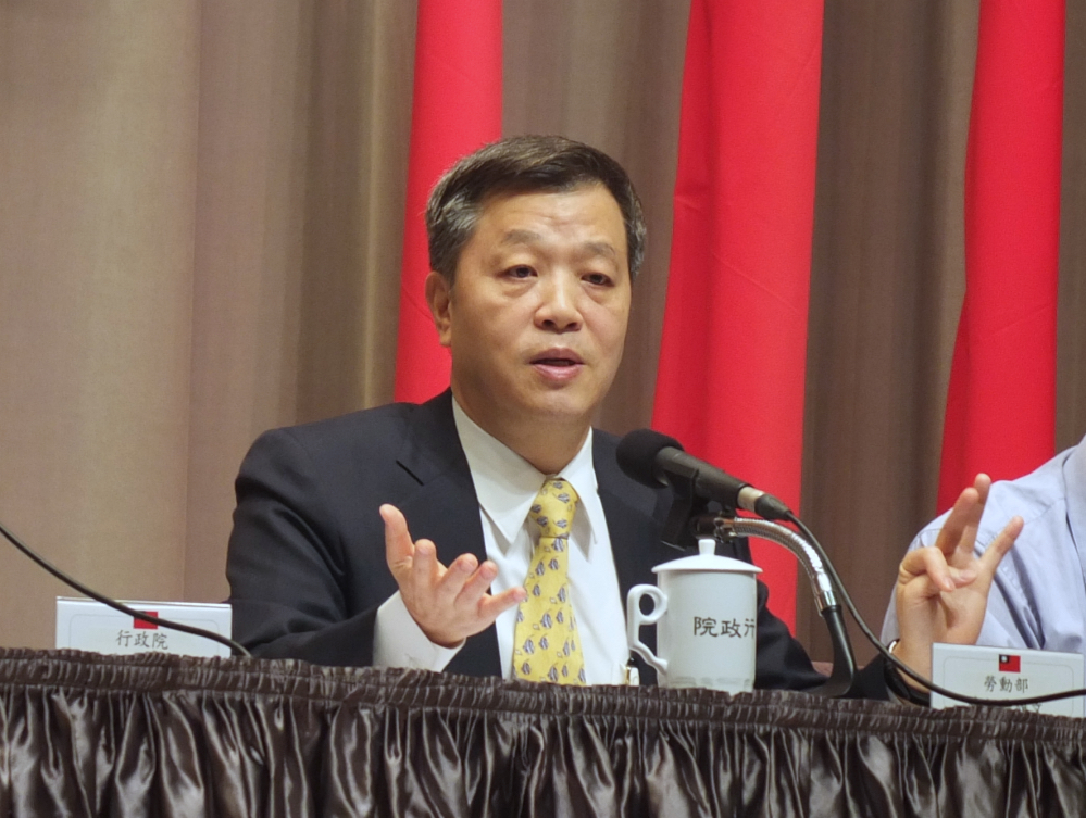 針對開放白領外籍勞工爭議，勞動部長陳雄文16日在立院接受質詢時表示，將會「暫緩實施」。 圖：新頭殼資料照片