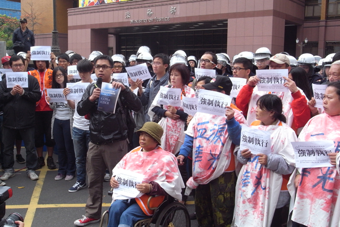 台北市華光社區居民遭法務部控告拆屋還地，今（21）日起法院將陸續展開強制執行拆除，華光社區居民上午前往法務部陳情，要求法務部在保障居民居住權的前提下，給予安置措施。圖：楊宗興/攝