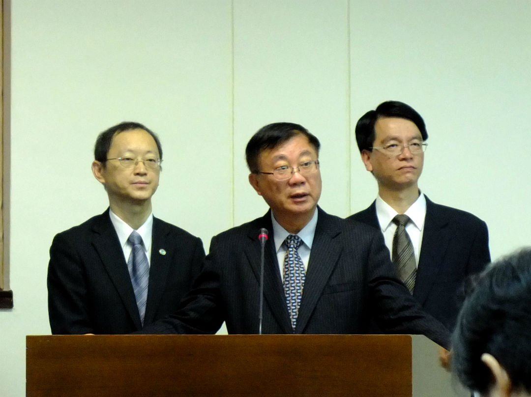 農委會主委陳保基17日赴立法院備詢時表示，豬肉以外的農產品漲幅「沒這麼嚴重」。圖：翁嫆琄/攝。