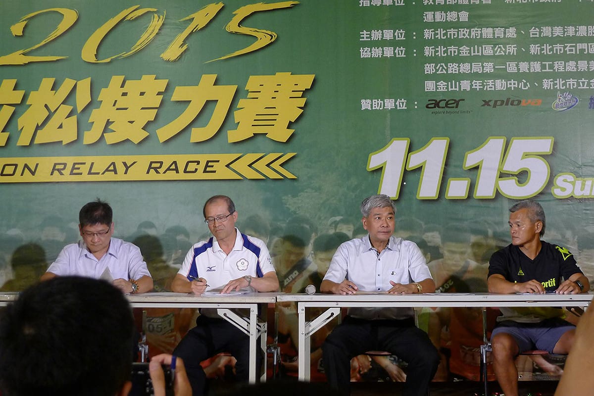 針對我國撐竿跳選手葉耀文無竿可跳一事，教育部體育署27日召開記者說明會，右起是王文洋教練、田協秘書長王景成、體育署長何卓飛。圖：陳毅龍/攝
