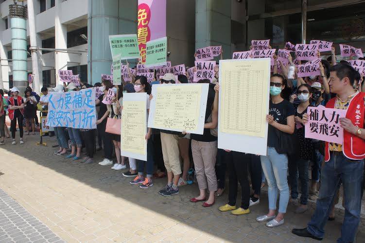 不滿華航偷開「紅眼班機」，卻又不補足人力，華航空服員工會、桃園縣產業總工會今（2）日到桃園縣府陳情，並到地檢署控告華航毀損罪。圖：桃園縣產業總工會提供
