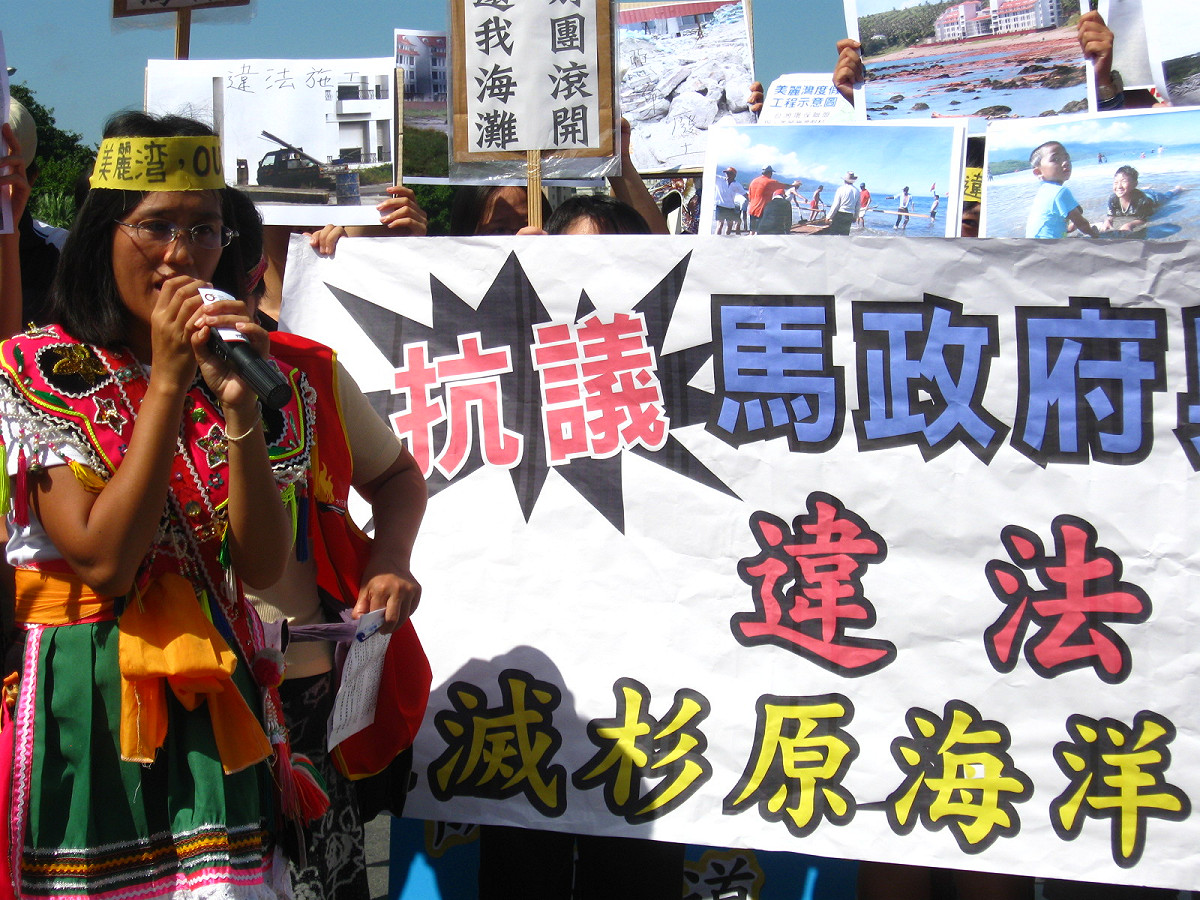 台東刺桐部落族人林淑玲反對美麗灣被BOT。圖片：陳詠攝