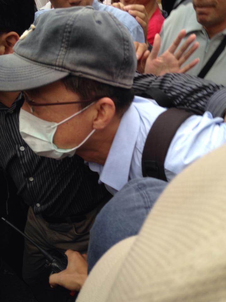 鄭捷父母在北捷隨機殺人案頭七的這一天，突然現身捷運江子翠站3號出口下跪道歉。圖：劉奕霆/攝