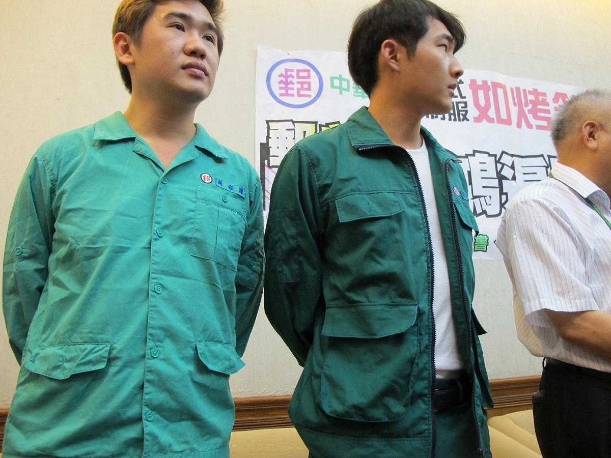 中華郵政郵務士新制服（右）採用拉鍊設計、且沒有通風口，跟舊式（左）比起來悶熱許多。圖：林朝億/攝