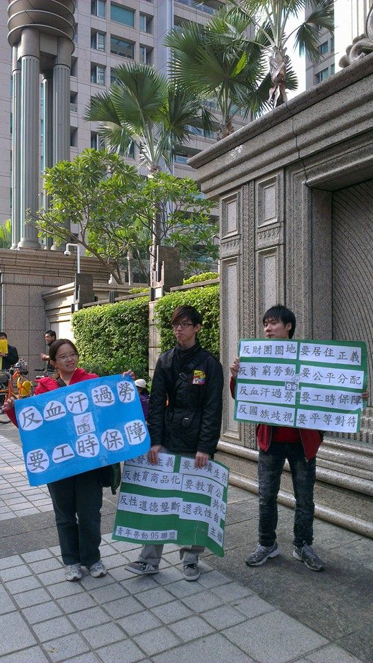師生鬥陣團體認為，台灣目前確實面臨貧富差距日益擴大、但執政者提出的對策，不見怎麼合理分配社會資源，也不見如何改善貧富差距，反而提出更多更為右傾、更加圖利財團資本家的政策。圖：李雲深/攝