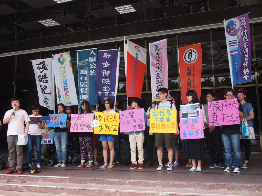 多位關心婚姻平權的民團，14日前往法務部陳情抗議，指出其3日展開的線上民調存在許多缺失，要求法務部將民調的用途說明清楚。圖:何星瑩/攝