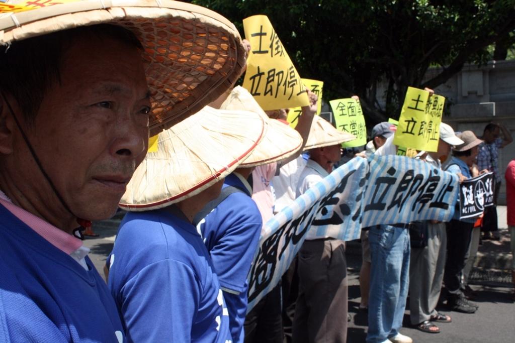 11個跨7縣市的土地徵收受害者今(30)天聚集凱道，頂著烈日大聲高喊，「圈地惡法，立即停止」、「今天不修法，明天拆政府」。圖：林良齊/攝