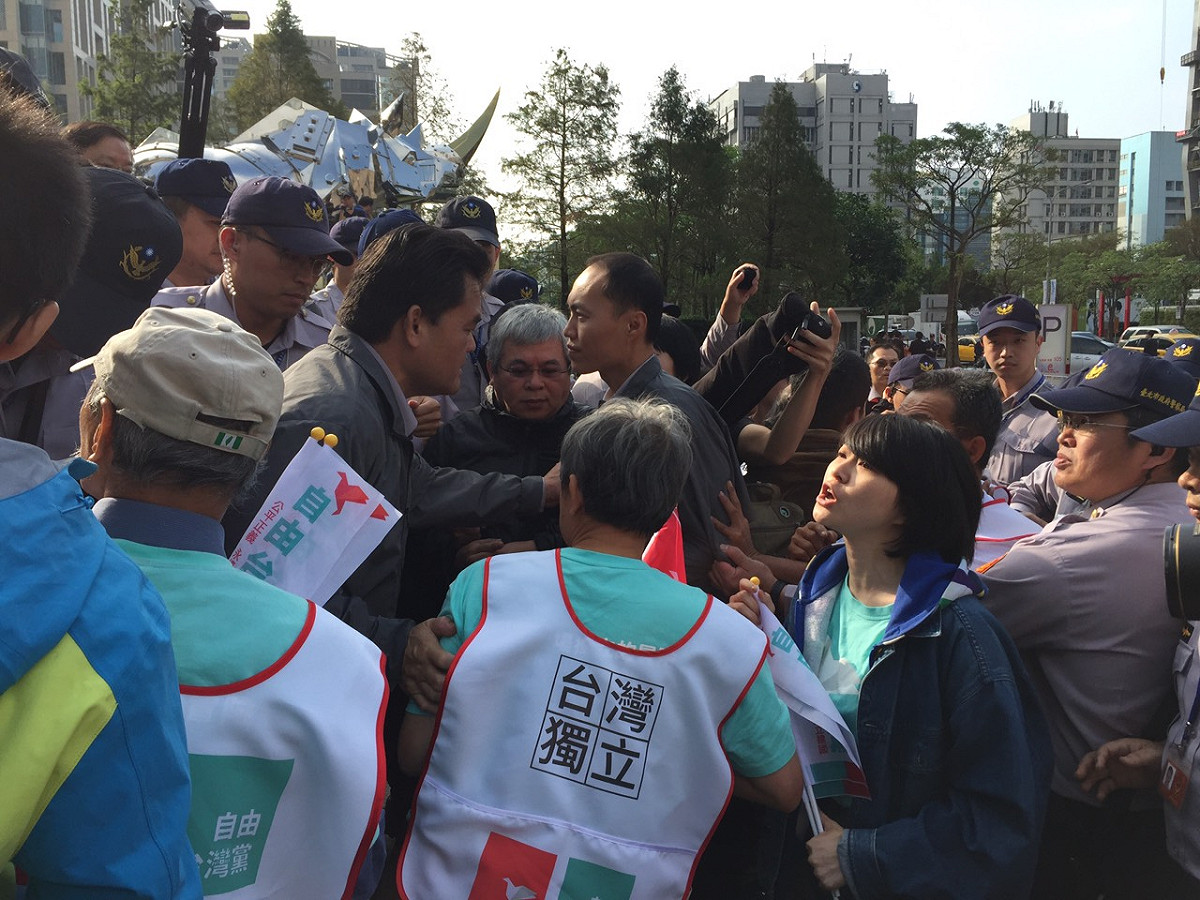 陳德銘參訪中企 場外抗議衝突不斷