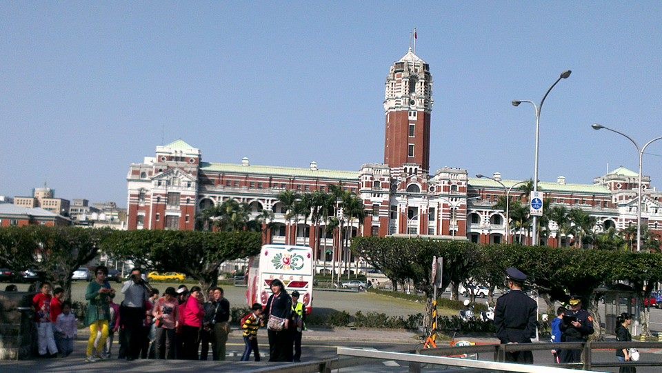 中國客來台喜歡到總統府前參觀，但2013年顯示，團客有減少趨勢，自由行漸成主流。圖：李雲深/攝