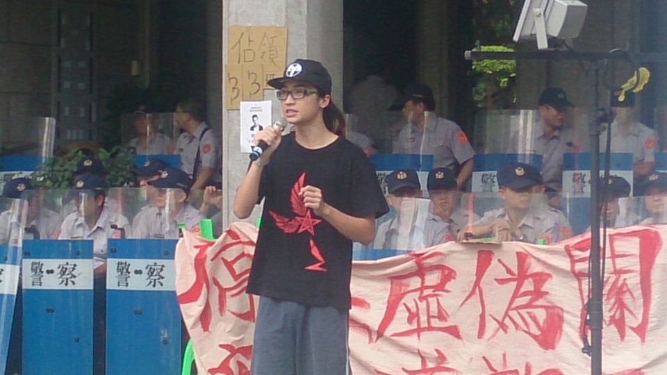 北區反課綱聯盟總召朱震1日上午表示，教育部長吳思華可以做的，「就是認錯道歉，然後下台」。圖：王子軒/攝