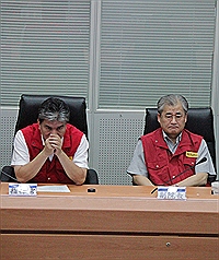 內政部長李鴻源(左)今(22)日在中央災害應變中心接受媒體聯訪表示，從未對個案進行評論，應該是誤會，他只是強調土地徵收是推動國家重大工程手段，不可輕易廢除。圖片來源：中央社