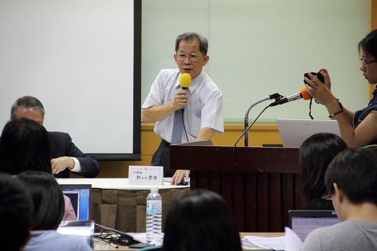 分發會分發組主任郭堃煌表示，今年指考名額和報考人數都比往年減少，但錄取名額減少的幅度大於報考人數，因此錄取率比往年低。圖：謝仁烜/攝。