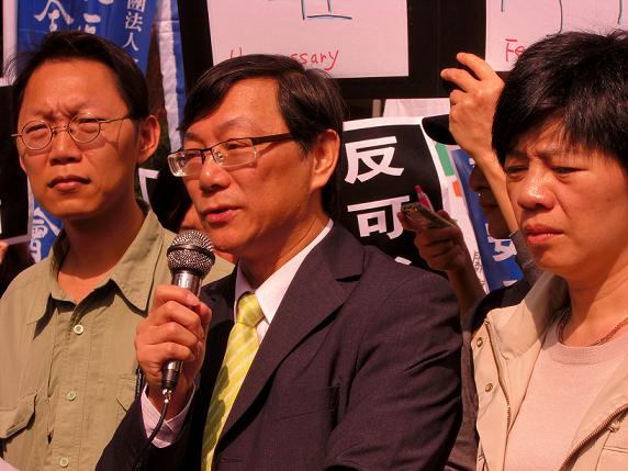 針對政府開放含瘦肉精的美牛進口，台大教授周晉澄(圖中間)不滿政府在毫無完整資訊的狀況下，倉促開放進口。圖片來源：新頭殼資料照片。