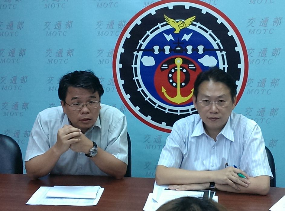 交通部公路總局副局長陳茂南(左)表示，往後公路總局會加強督導各大客運業者，期望明年事故發生率能減少一半，往後逐年減低5%。圖：莊崇暉/攝。