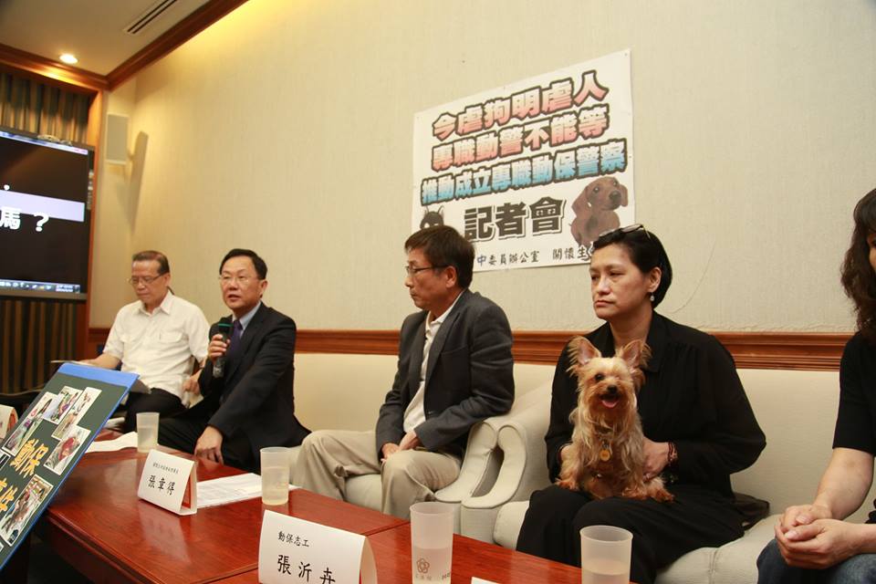 國民黨立委丁守中今（16）日上午陪同關懷生命協會、動保志工在立法院舉行記者會，呼籲警政署成立專職動保警察。圖：林雨佑/攝