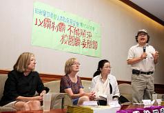 人本教育文教基金會22日在立法院舉行記者會，邀請瑞典學者安東妮．希茨勒（左）及蘇格蘭學者潘蜜拉．穆恩（右）就校園霸凌分享實務經驗與相關研究。圖片來源：中央社