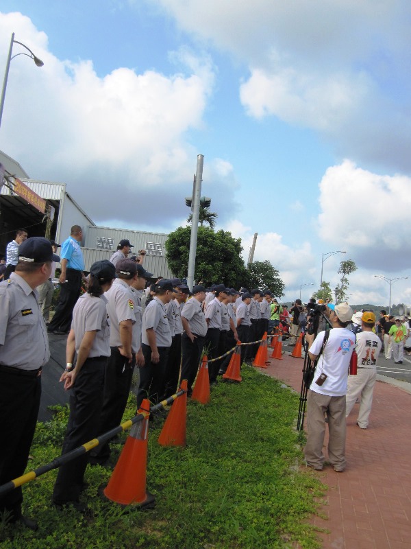 劉政鴻家的巷口，已有大批警力駐守，拉起長長的封鎖線。圖5之2：王立柔/攝
