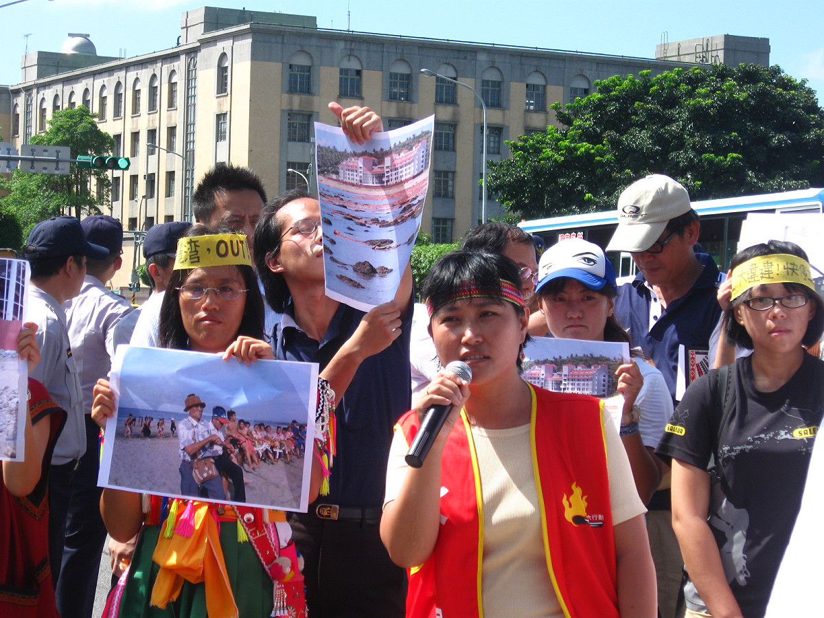 台東刺桐部落族人拔耐．茹妮勞望反對美麗灣被BOT。圖片：陳詠攝