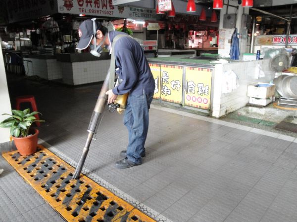指揮中心7日指出，中央與地方動員孳生源清除與化學防治後，台南市疫情漸獲控制。圖：台南市政府提供