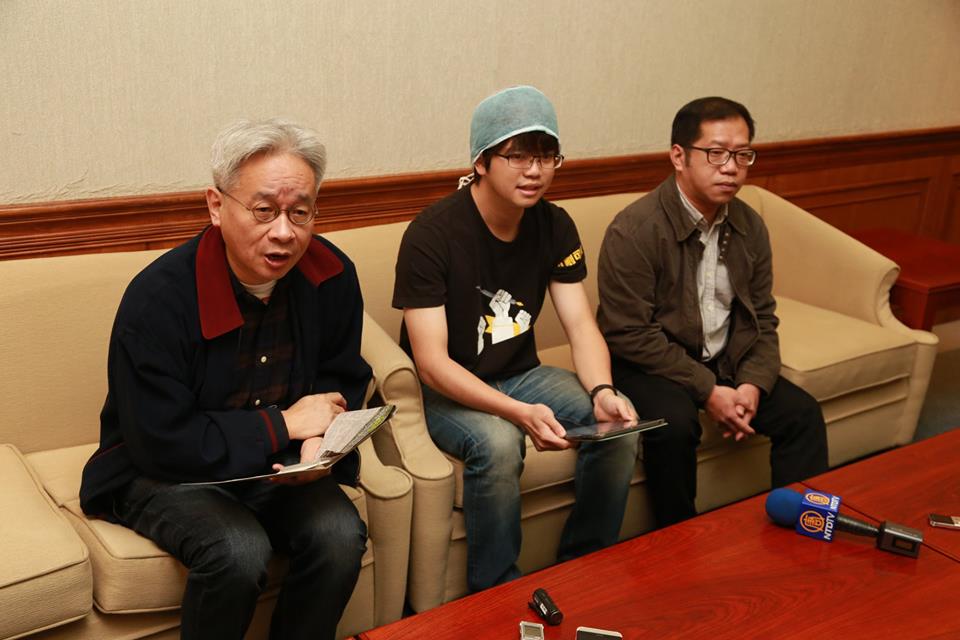 對於沒有受邀參加明天的選罷法修法公聽會，憲法133實踐實踐聯盟發起人馮光遠（左）今（21）天舉行記者會說，他要給內政部長陳威仁記一個象徵性的「缺點」。圖：林雨佑/攝