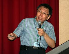 台灣研究基金會4日在台北舉辦「醫療資源分配正義」研討會，邀請台大醫院創傷醫學部主任柯文哲擔任引言人。會後，柯文哲也針對誤移植愛滋器官事件回答媒體詢問。圖片來源：中央社。