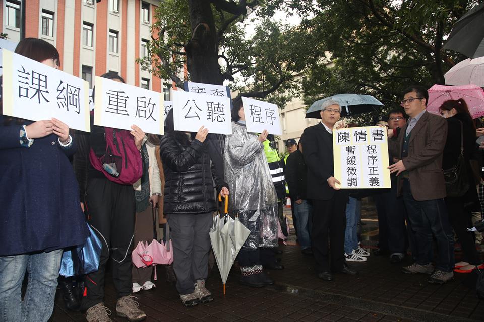 教育部國教署高中及高職教育組副組長蔡志明出面，從公民教師行動聯盟召集人周威同手中接過陳情書，但沒有具體回應。圖2之1：林雨佑/攝