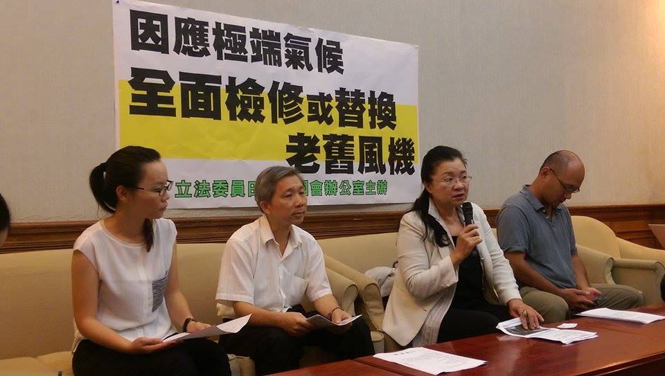 民進黨立委田秋堇(右3)與環團要求台電再生能源處副處長李文彬(右4)全面檢修及汰換風機。圖：廖敏臻/攝